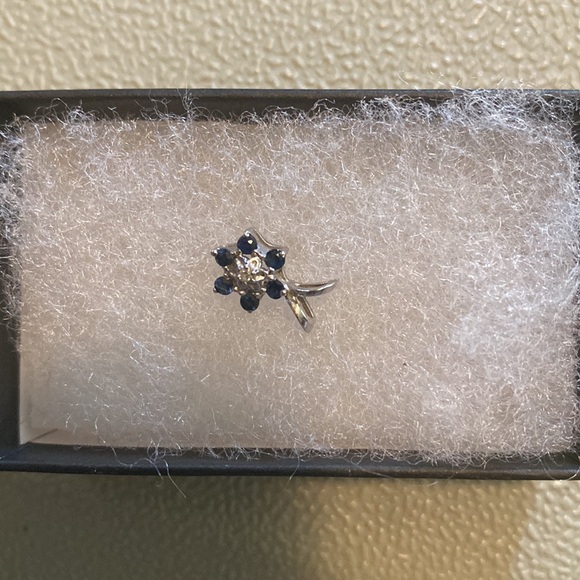 14k white gold. Blue Sapphire And Diamond Flower Pendant, 14K White Gold